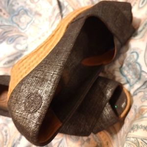 TORY BURCH sz 8.5 Grey Metallic wedges